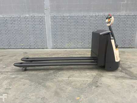 Transpaleta eléctrica 2015  Crown WP 3020 Baujahr 2015/Std. 1955 Gabellänge 2000 (1)