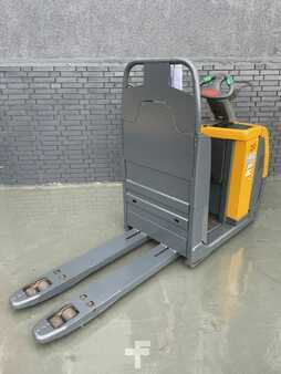 Horizontal-Kommissionierer 2007 Jungheinrich ECE 220 Baujahr 2007 Stunden 8038 / Akku 2016 (3)