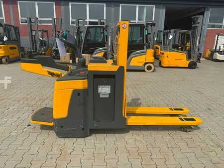 Hochhubwagen 2015  Jungheinrich ERD 220 Baujahr 2015/HH 2100/Akku 2017 (3)
