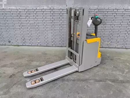 Apilador eléctrico 2018  Jungheinrich EJD 220 Baujahr 2018 Stunden 4309 HH 2,1M (2)