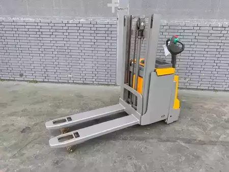 Apilador eléctrico 2018  Jungheinrich EJD 220 Baujahr 2018 Stunden 3896 HH 2,1M (3)