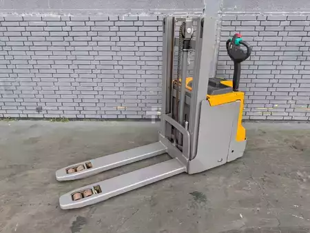 Apilador eléctrico 2019  Jungheinrich EJD 220 Baujahr 2019 Stunden 3539 HH 2,1M (1)