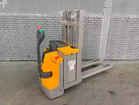 Apilador eléctrico 2019  Jungheinrich EJD 220 Baujahr 2019 Stunden 3539 HH 2,1M (2)