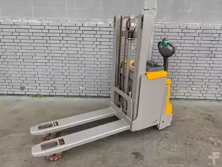 Apilador eléctrico 2019  Jungheinrich EJD 220 Baujahr 2019 Stunden 3539 HH 2,1M (3)