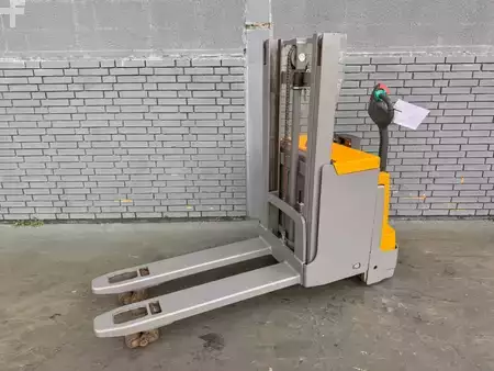 Apilador eléctrico 2019  Jungheinrich EJD 220 Baujahr 2019 Stunden 5122 Akku 2021 (2)