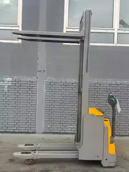 Ledstaplare gå 2019  Jungheinrich EJD 118 Baujahr 2019 Stunden 2002 HH 2010 (2)