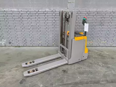 Apilador eléctrico 2019  Jungheinrich EJD 220 Baujahr 2019 /HH 2,1M/  Akku 2019 (2)