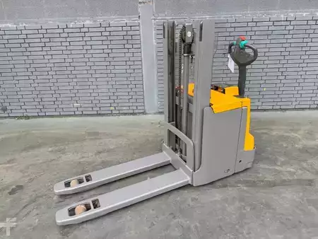 Apilador eléctrico 2019  Jungheinrich EJD 220 Baujahr 2019 /HH 2,1M/  Akku 2019 (3)