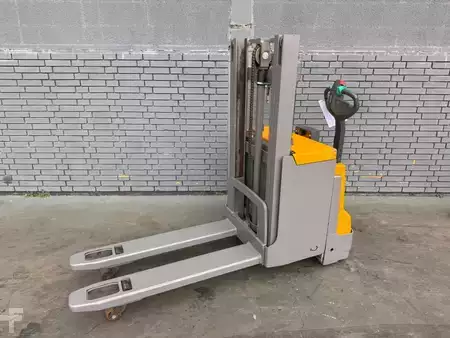 Apilador eléctrico 2019  Jungheinrich EJD 220 Baujahr 2019 /HH 2,1M/  Akku 2019 (1)