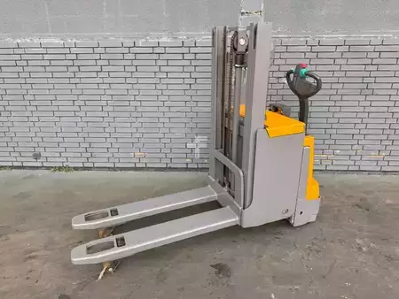 Apilador eléctrico 2019  Jungheinrich EJD 220 Baujahr 2019 Stunden 4275 HH 2,1M (1)