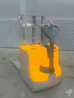 Apilador eléctrico 2019  Jungheinrich EJD 220 Baujahr 2019 Stunden 4370Akku 2021 (4)