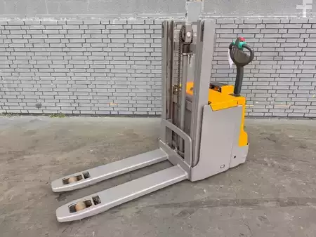 Apilador eléctrico 2019  Jungheinrich EJD 220 Baujahr 2019 Stunden 5660 HH 2,1M (1)