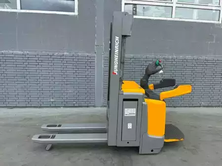Pallet Stackers 2021  Jungheinrich ERC 216z Baujahr 2021  Stunden 1237 Akku 2021 (2)
