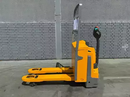 Niederhubwagen 2016  Jungheinrich EJE 220 Baujahr 2016/ Stunden 2045 Ladegerät integriert (3)
