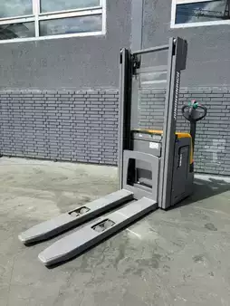 Stacker pedestre 2018  Jungheinrich EJC 220 Baujahr 2018 HH 2500 Tragkraft 2000 KG (1)