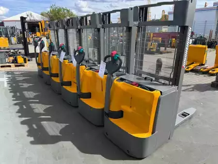 Wózek wysokiego podnoszenia 2019  Jungheinrich EJC 212 Baujahr 2019 Hubhöhe 2900 Ladegerät Integriert (5)