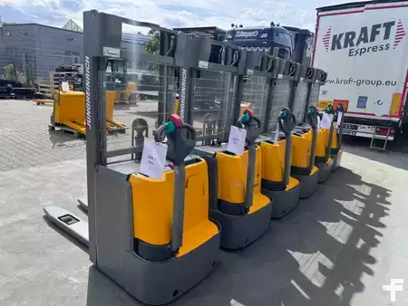 Wózek wysokiego podnoszenia 2019  Jungheinrich EJC 212 Baujahr 2019 Hubhöhe 2900 Ladegerät Integriert (6)