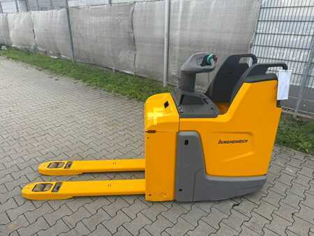 Elektromos emelőkocsik 2020  Jungheinrich ERE 120 Baujahr 2020 Akku 2018 Stunden 3353 (2)