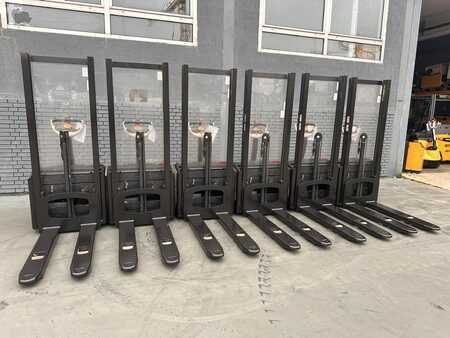 Hochhubwagen 2010 Crown WF 3000 / Aktion Preis 800€ /Baujahr 2010 -12/ HH 1,5M (1)