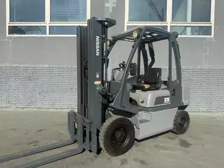Diesel Forklifts 2005  Nissan FD02A25Q Baujahr 2005/ Stunden 4919 HH 4,75M (1)