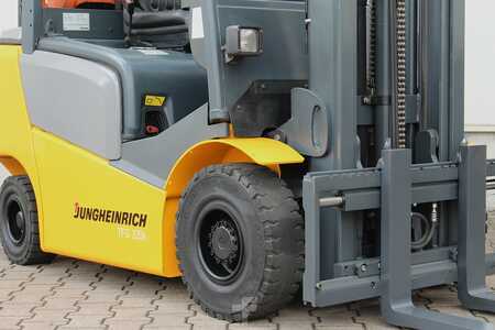 Treibgasstapler 2014  Jungheinrich TFG320 (23)