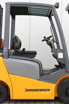 Treibgasstapler 2014  Jungheinrich TFG320 (4)