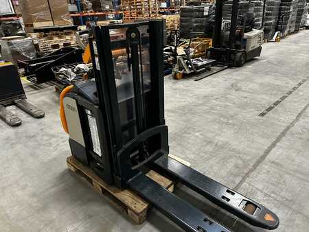 Pallet Stackers 2015  Crown Crown DT3040-2.0 (3)