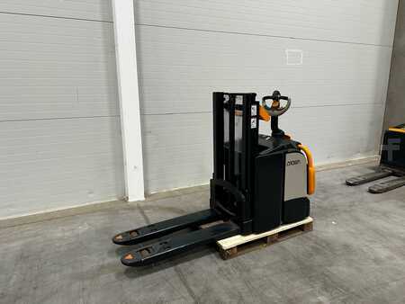 Pallet Stackers 2015  Crown Crown DT3040-2.0 (1)