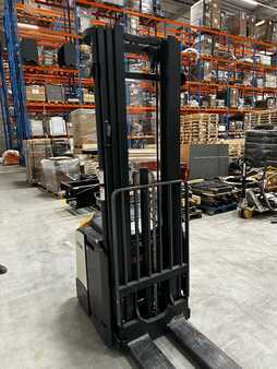 Pallet Stackers 2022  Crown ETi4000 (6)
