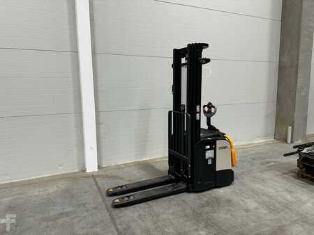 Pallet Stackers 2022  Crown ETi4000 (3)