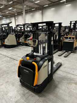 Pallet Stackers 2023  Crown ETi4000 (2)
