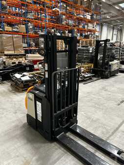 Pallet Stackers 2023  Crown ETi4000 (1)