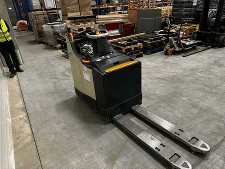 Electric Pallet Trucks 2015  Crown  WT3040 (3)