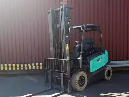 Elektro 4 Rad 2023  Mitsubishi FB55NH (1)