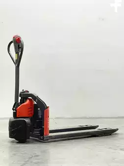 Electric Pallet Trucks 2021  Linde MT12-1131-Li-Ion (2)