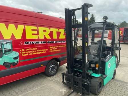 Eléctrica de 4 ruedas 2017 Mitsubishi FB25CN (1)