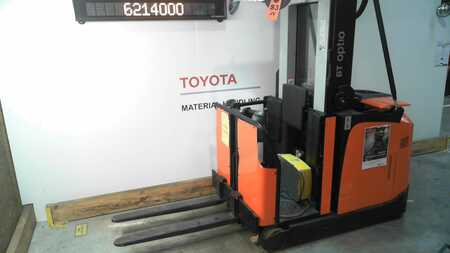 Vertical order pickers 2012  BT OME100H (1) 