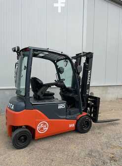 Chariots électriques à 4 roues 2017  Toyota 8FBM20T (2)