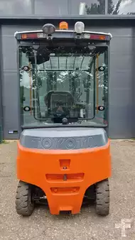 Eléctrico - 4 rodas 2016  Toyota 8FBM25T (2)