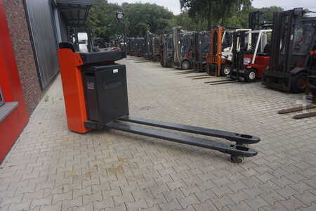 Porta-paletes elétrico com assento 2018  Linde T 25R+ - Nur 223 Stunden (9)