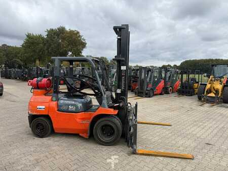 Nestekaasutrukki 2011  Toyota 02-7 FG 35 (2)