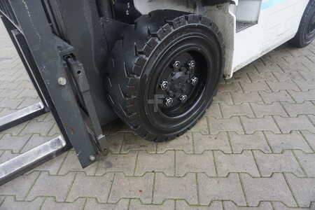 Chariots porte-conteneurs 2016  Unicarriers 3,2 Tonner - Nur 1.955 Stunden (13)