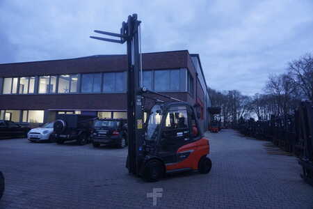 Gázüzemű targoncák 2022  Linde H 35T-01 - 2022er (4)