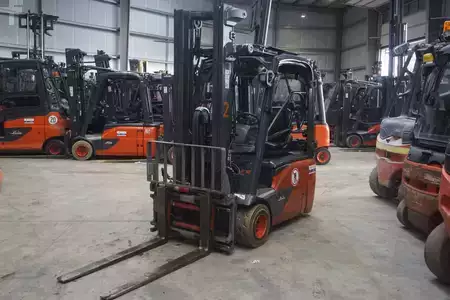 Elektryczne 3-kołowe 2020  Linde E 18-02 - Triplex (1)