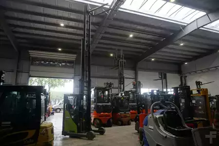 Reachtrucks 2015  Clark CRT 16AC - Nur 3.331 Stunden (2)