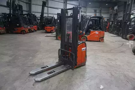 Pallet Stackers 2012  Linde L 14 - 4.352mm Triplex - 2023er Batterie (1)
