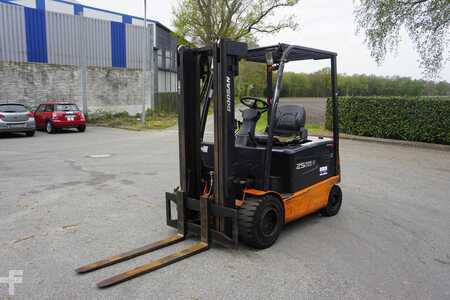 Elektryczne 4-kołowe 2013  Doosan B 25X-5 - Nur 4554 Stunden (2)