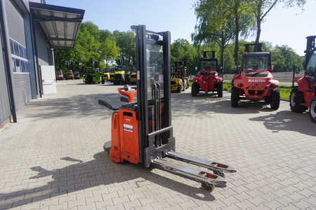 Stackers Stand-on 2019  Linde D 12AP - 3410mm HH (2)