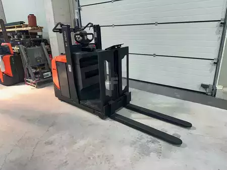 Horizontal Order Pickers 2020  Toyota OSE100 battery 2024 (3)