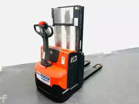 Ruční vysokozdvižný vozík 2012  BT SWE200D (4)